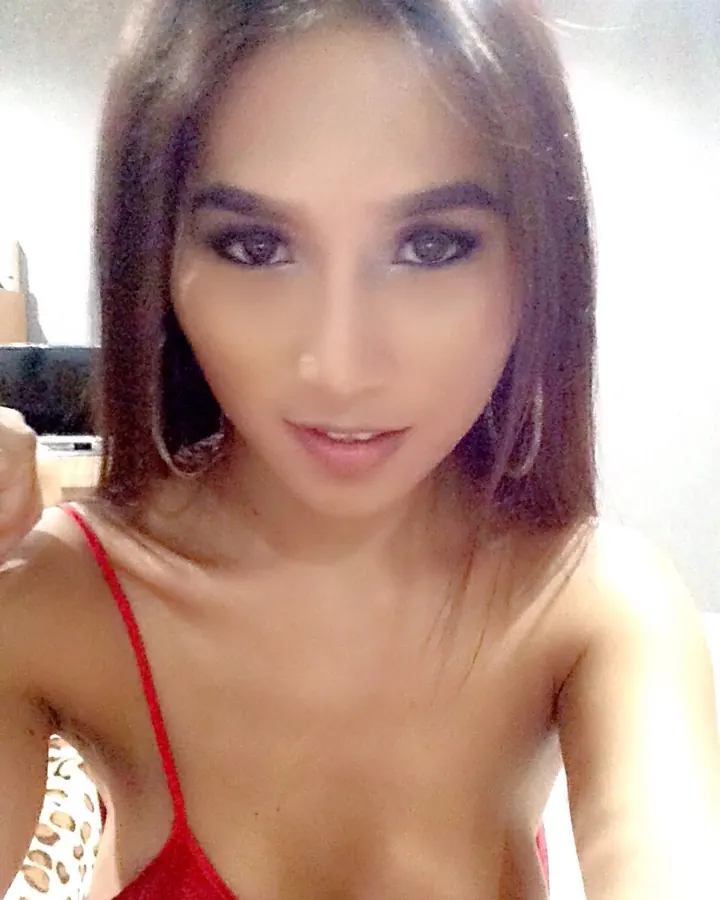 Femme asiatique aux cheveux châtains, visage cadré serré, regard direct vers l'objectif
